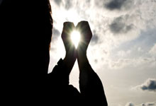 少女足球选手热爱运动，健康快乐成长